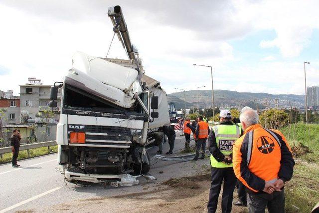 Yoldan Çıkan Tır Bariyerlerde Asılı Kaldı: 1 Yaralı