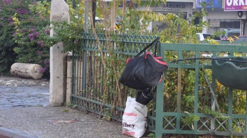 Vatandaşın Korkuluklara Astığı Valiz Bomba Paniğine Neden Oldu