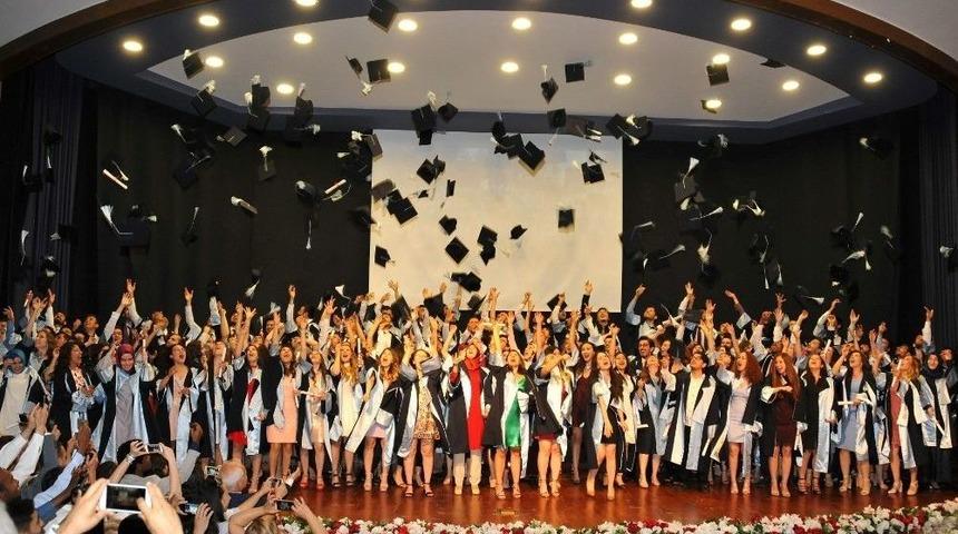 Tıp Fak&uuml;ltesinde Mezuniyet Coşkusu