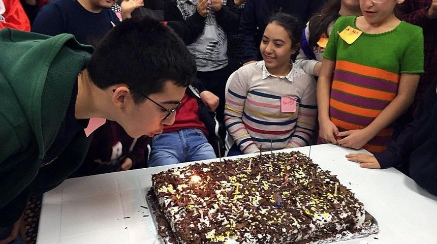 Engelli &Ccedil;ocuklara Doğum G&uuml;n&uuml; Kutlaması
