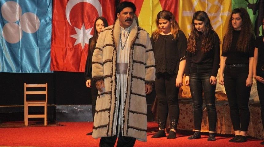 &Ouml;ğrencilerin Rol Aldığı Kızıl Elma Tiyatrosu Sahnelendi