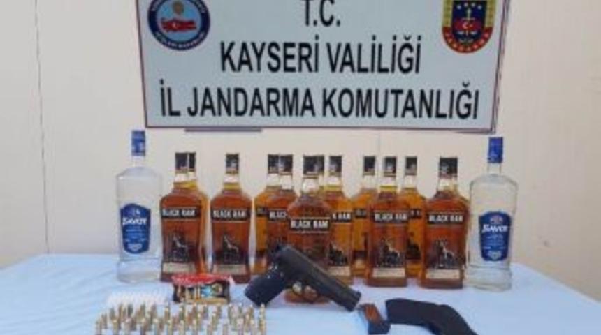 Ka&ccedil;ak İ&ccedil;ki Operasyonunda G&ouml;zaltına Alınan Kadının &Uuml;zerinden Silah &Ccedil;ıktı