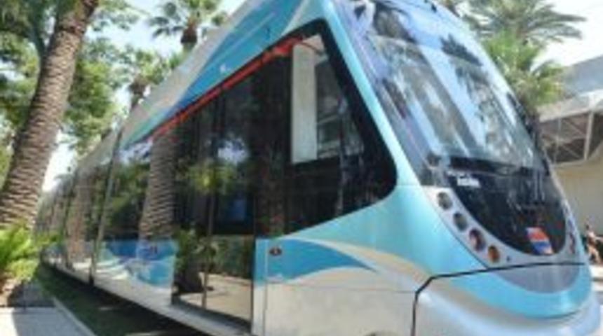 Raylar Montr&ouml; Meydanı&rsquo;nda Birleşiyor