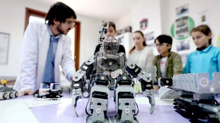 &Ouml;ğrencilerden Hayatı Kolaylaştıran Robotlar