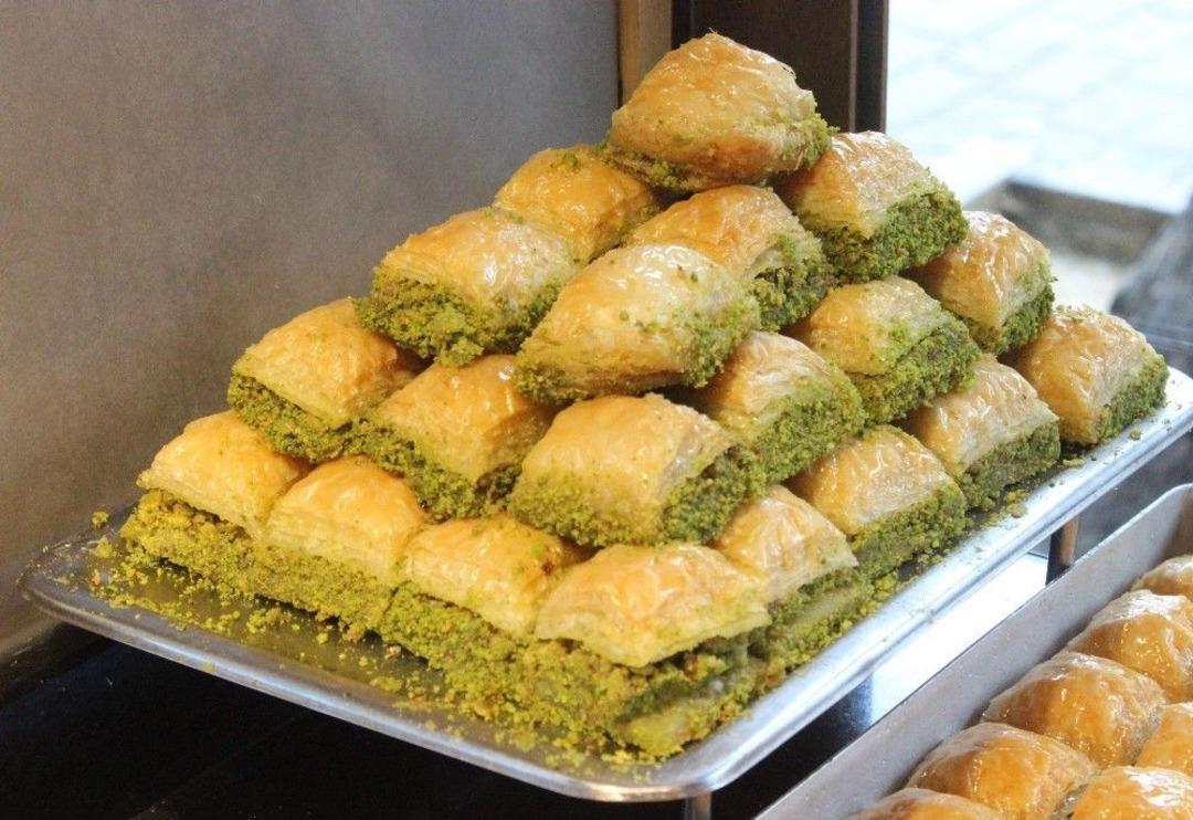 (&ouml;zel Haber) Antep Fıstığının Kilosu 220 Liraya &Ccedil;ıktı Tatlıcılar Protesto İ&ccedil;in Fıstıklı &Uuml;r&uuml;n Satmamaya Başladı