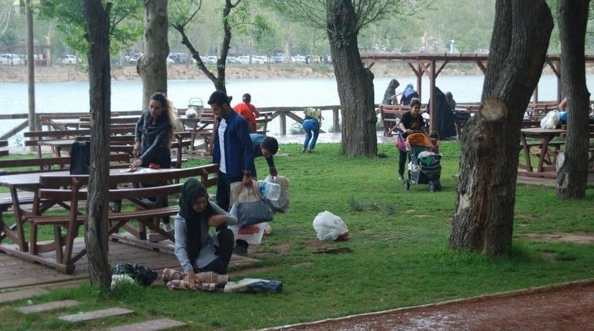 Vatandaşlar Turgut &Ouml;zal Tabiat Parkı&rsquo;na Akın Etti