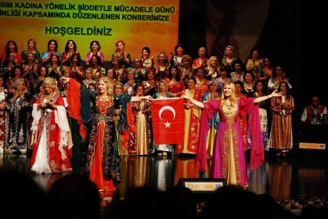 Nil&uuml;fer Kadın Korosu Sıra Gecesi İle Coşturdu