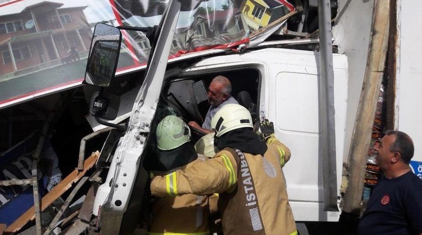 B&uuml;y&uuml;k&ccedil;ekmece&rsquo;de Kontrolden &Ccedil;ıkan Kamyon D&uuml;kkana Girdi
