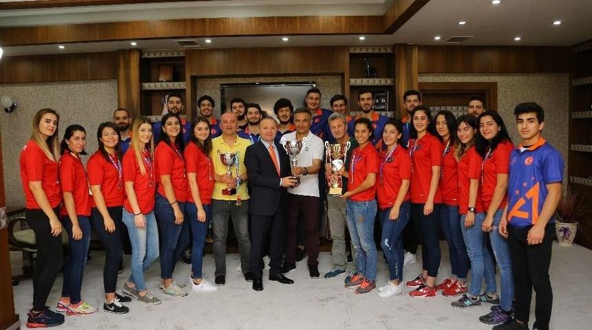 Hentbolun Şampiyonu Akdeniz &Uuml;niversitesi