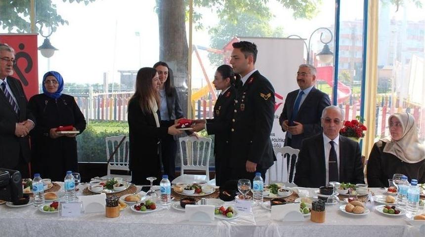 Yalova&rsquo;da 40 Yıllık Evli &Ccedil;iftlere &Ouml;d&uuml;l