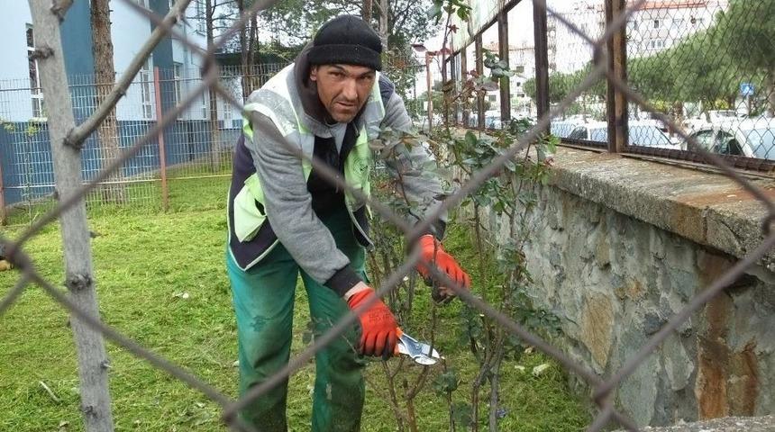 Burhaniye&rsquo;de Okul Bah&ccedil;elerine Belediye G&uuml;zelliği