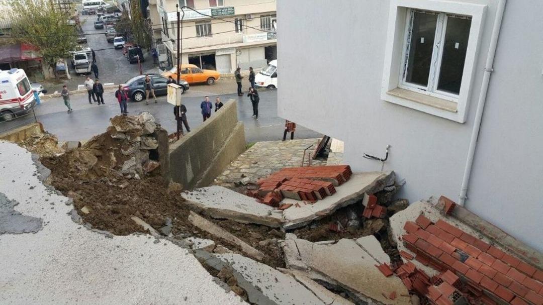 Milas&rsquo;ta Yeni Yapılan Sitenin İstinat Duvarı &Ccedil;&ouml;kt&uuml;