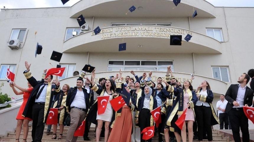 Erdemli Utiyo&rsquo;da Mezuniyet Coşkusu