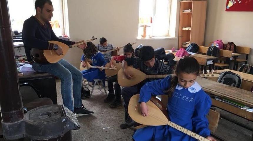 K&uuml;&ccedil;&uuml;k &Ouml;ğrenciler Bağlamayla Sevindi