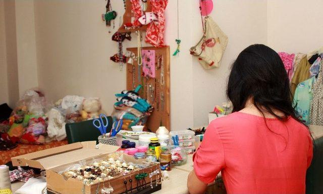 Sığınma Evlerindeki Kadınlar Bağışlarla &Uuml;retim Yapıyor 1