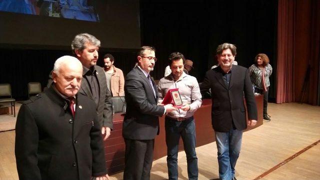 Temad&rsquo;tan &ldquo;ayla&rdquo; Filminin Y&ouml;netici Ve Yapımcısı &Ccedil;ağlar Ercan&rsquo;a Plaket 1