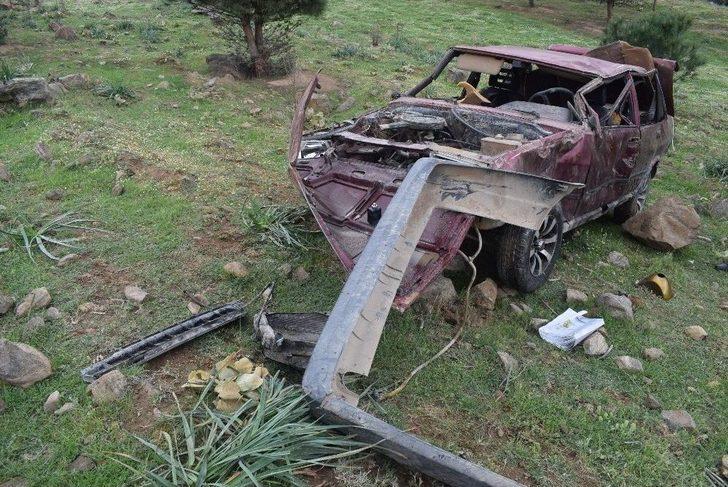 Virajı Alamayan Otomobil Uçuruma Yuvarlandı: 1 Ölü G2