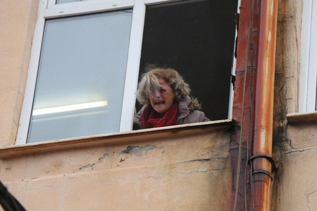 &Ccedil;aresizce Pencereden &Ccedil;ığlık Atarak Kurtarılmayı Bekledi