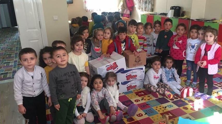 Yaşları K&uuml;&ccedil;&uuml;k G&ouml;n&uuml;lleri B&uuml;y&uuml;k