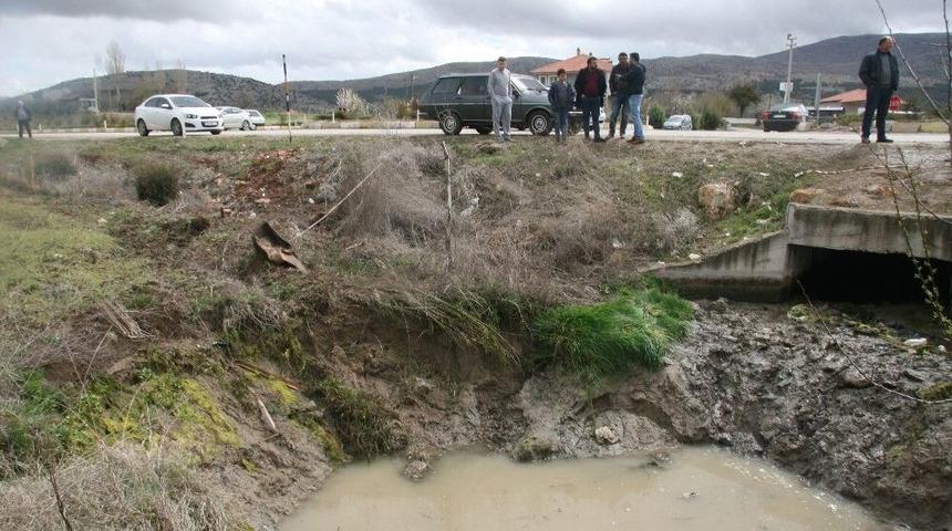 5 Kişiye Mezar Olan Kaza Yeri Vatandaşların Akınına Uğradı