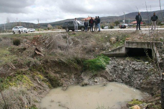 5 Kişiye Mezar Olan Kaza Yeri Vatandaşların Akınına Uğradı