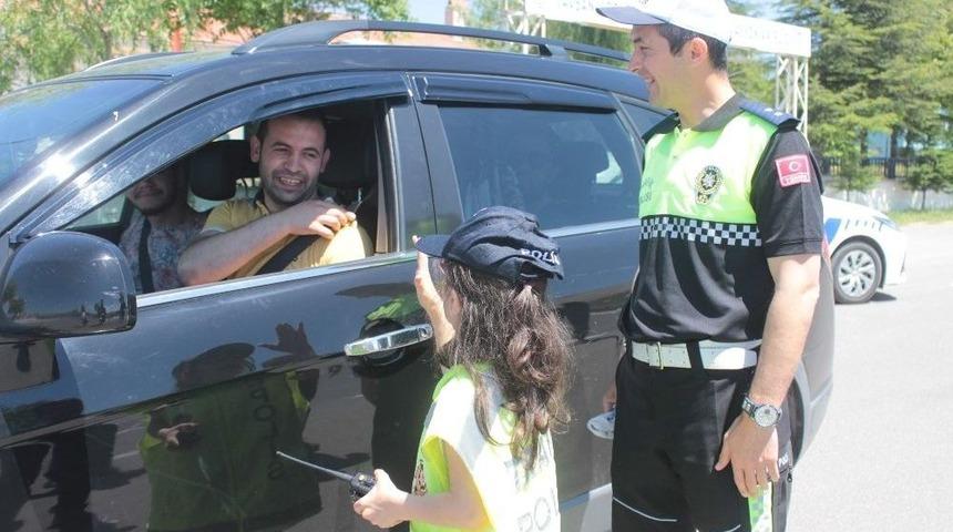 Bir G&uuml;nl&uuml;ğ&uuml;ne Polis Oldular