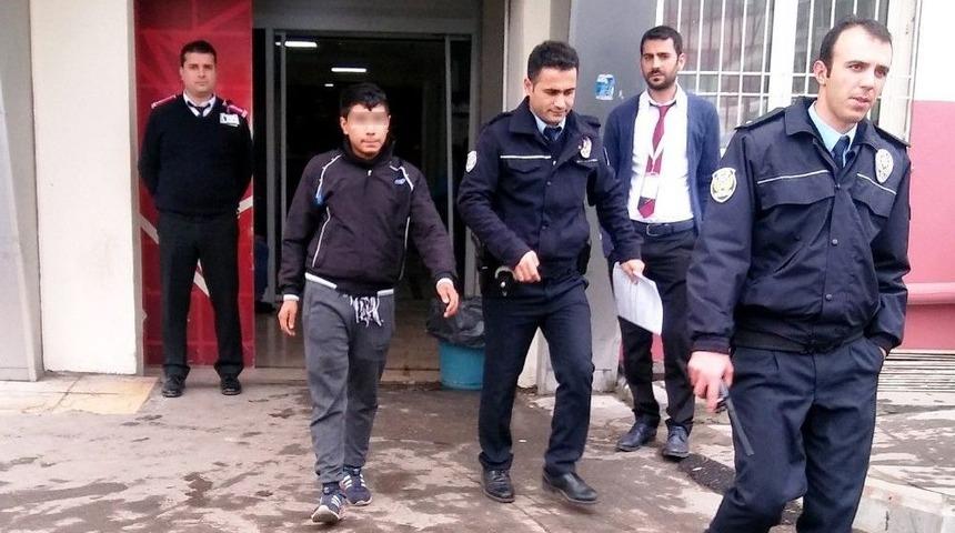 &Ouml;nce Bı&ccedil;akladı, Sonra Ambulans &Ccedil;ağırıp Hastaneye G&ouml;t&uuml;rd&uuml;