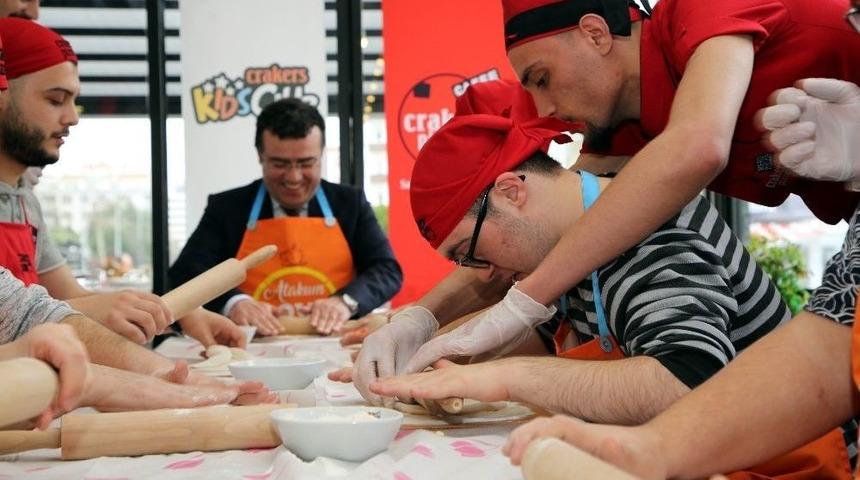 Başkan Taş&ccedil;ı, Down Sendromlu Gen&ccedil;lerle Pizza Yaptı