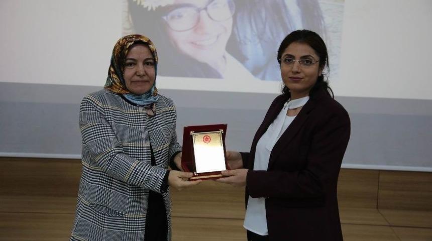 Hastanede 20 Yılını Dolduran Hemşirelere Plaket