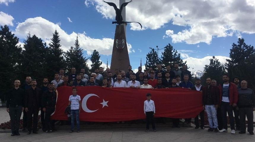 50 Ara&ccedil;lık Konvoyla Şehitliği Ziyaret Ettiler