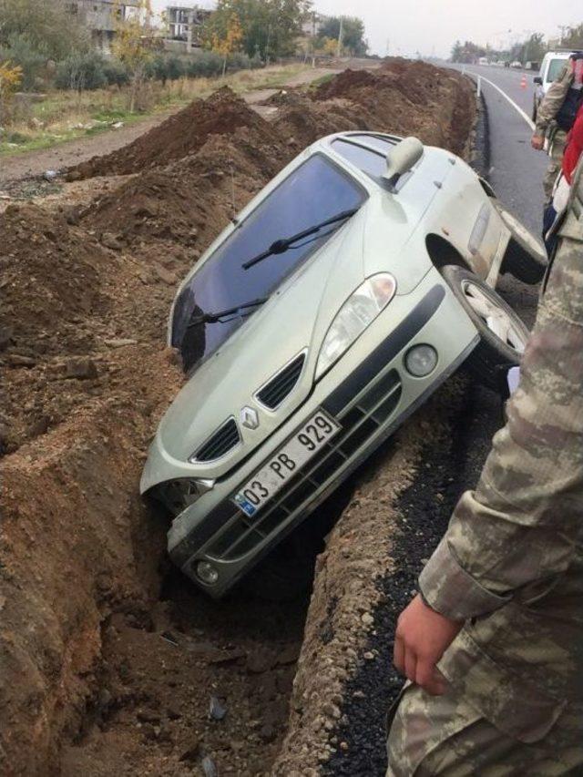 Yol Çalışması İçin Kazılan Kanala Otomobil Düştü