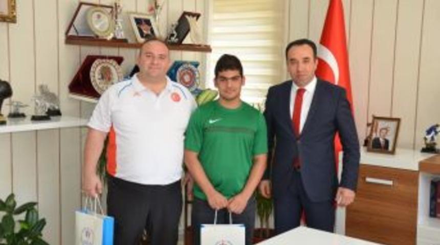Başarılı Halterci Nihat Yel &Ouml;d&uuml;llendirildi