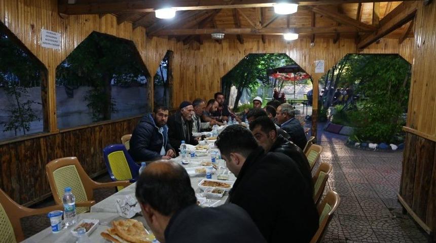 Varto&rsquo;da Devlet Esnaf El Ele Hayır Yemeği Verdi