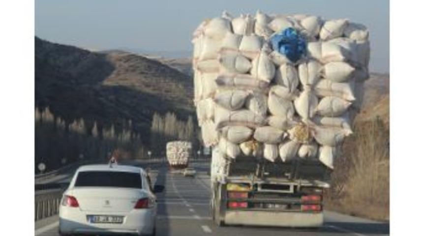 Saman Y&uuml;kl&uuml; Kamyon Trafikte Korkuttu