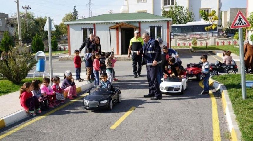 &Ouml;ğrenciler Trafik Kurallarını Trafik Eğitim Parkında &Ouml;ğreniyor