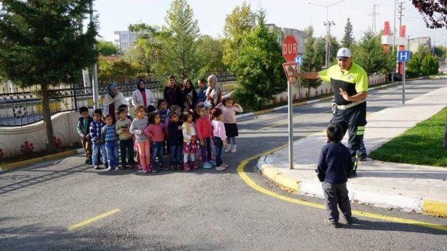 Öğrenciler Trafik Kurallarını Trafik Eğitim Parkında Öğreniyor