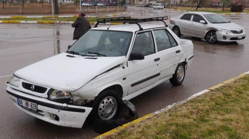 Aksaray&rsquo;da İki Otomobil &Ccedil;arpıştı: 1 Yaralı