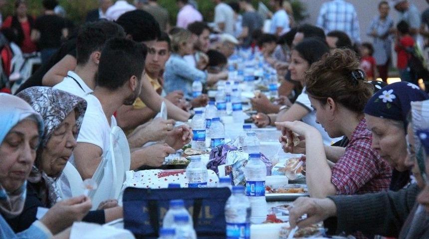 Buca&rsquo;da İlk İftar Kasaplar Meydanında