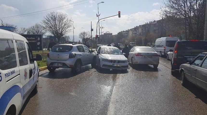 Otomobil Kırmızı Işıkta Bekleyen Ara&ccedil;lara &Ccedil;arptı: 1 Yaralı