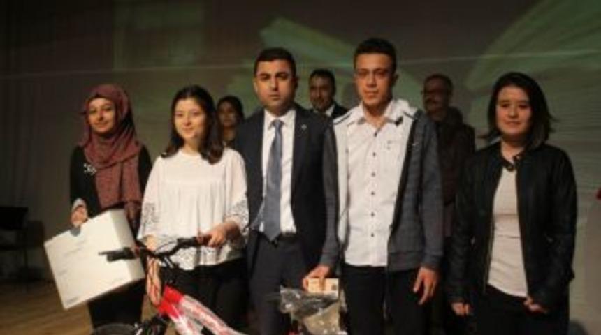 13 Ve &Uuml;zeri Kitap Okuyan 25 Lise &Ouml;ğrencisine &Ouml;d&uuml;l