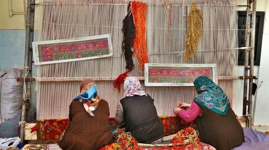 Kadınlar Evlerinde Halı Dokuyup Aile B&uuml;t&ccedil;esine Katkıda Bulunacak