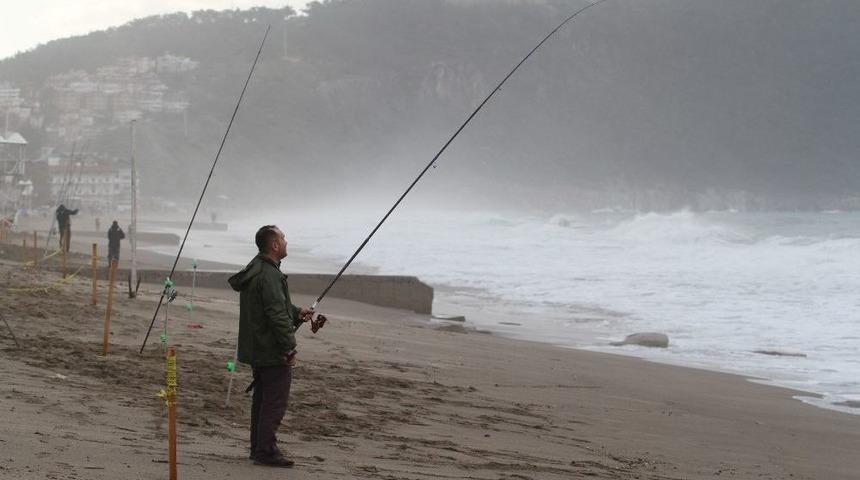 Alanya&rsquo;da Dalgaya Karşı Olta Attılar