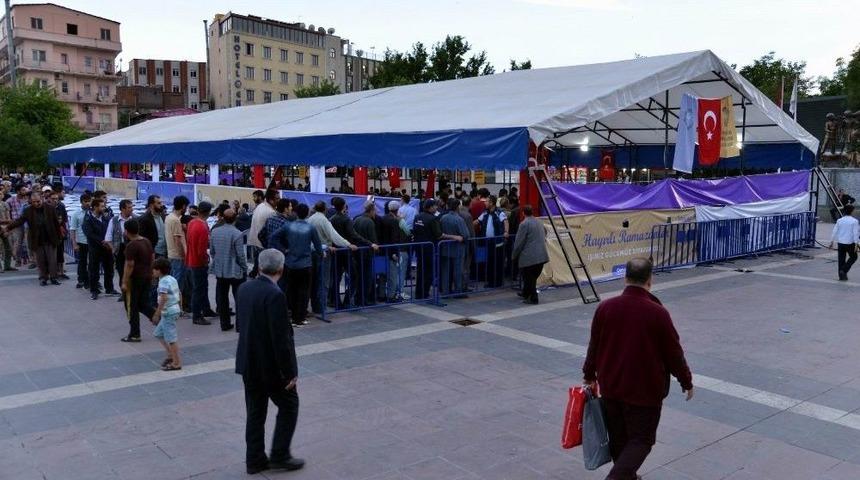 Vatandaşlar Ramazan Ayını İftar &Ccedil;adırlarında Karşıladı