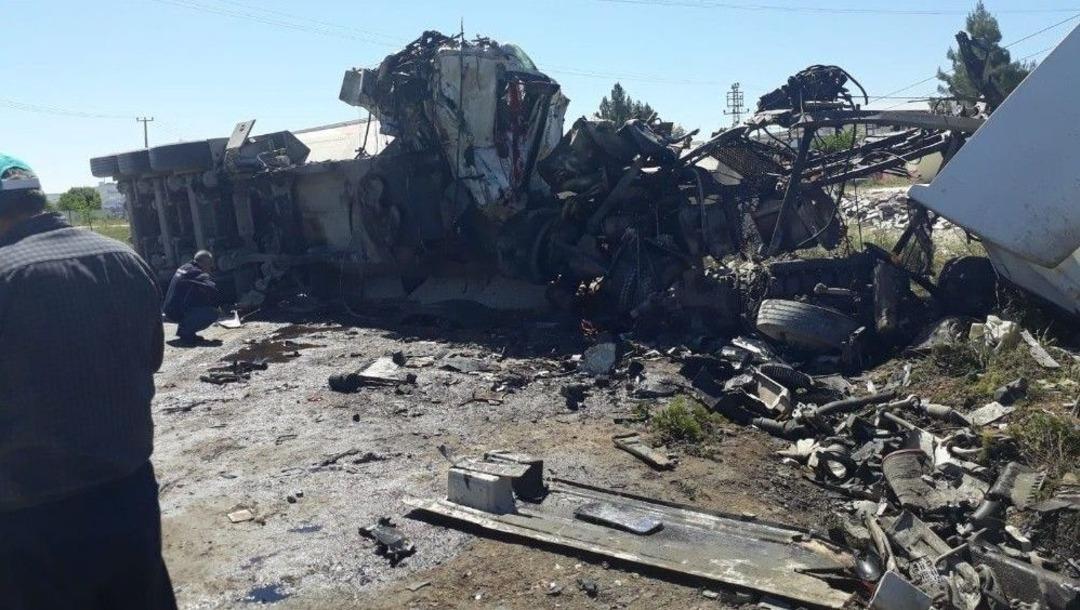 Hafriyat Tırları Kafa Kafaya &Ccedil;arpıştı: 2 &Ouml;l&uuml;