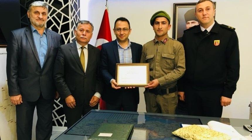 Askerde Okuryazar Oldu