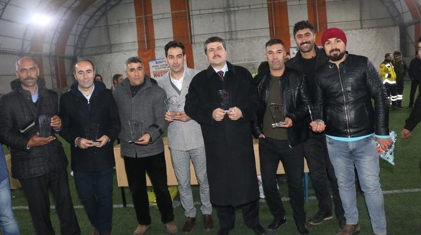 &Ouml;zalp Belediyesi Halı Saha Futbol Turnuvası Tamamlandı