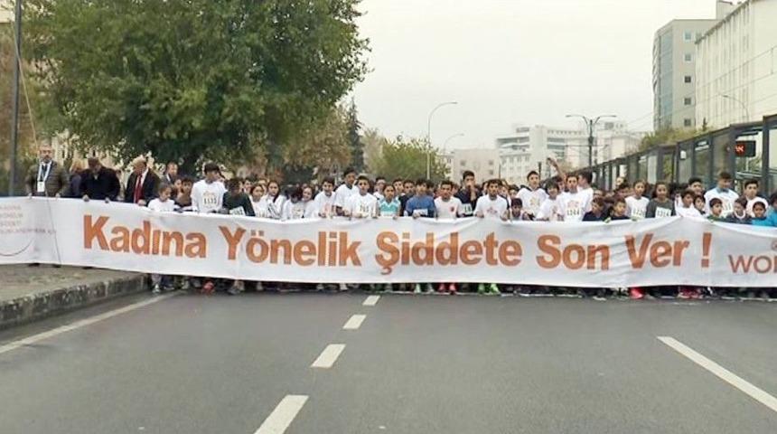 Kadına Şiddetle M&uuml;cadele Koşusuna Erkeklerden Destek