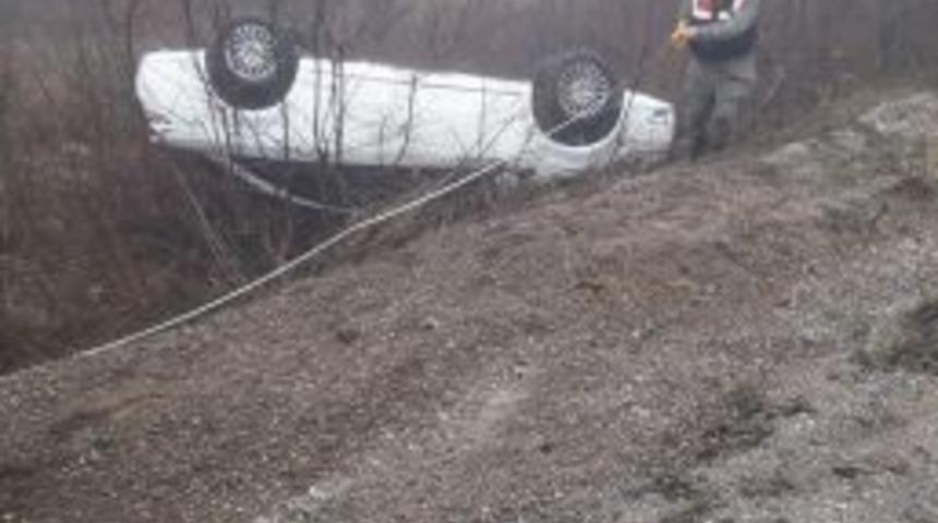 Otomobil Şarampole Devrildi: 1 Yaralı