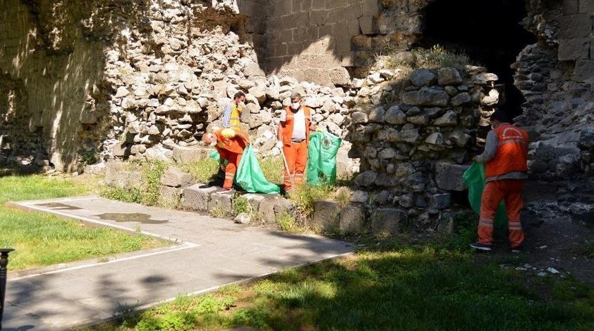 Sur Bur&ccedil;larında Temizlik &Ccedil;alışması Başladı