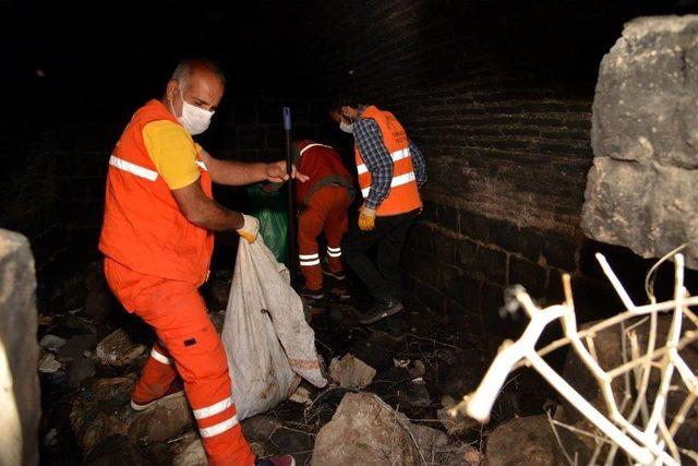 Sur Burçlarında Temizlik Çalışması Başladı